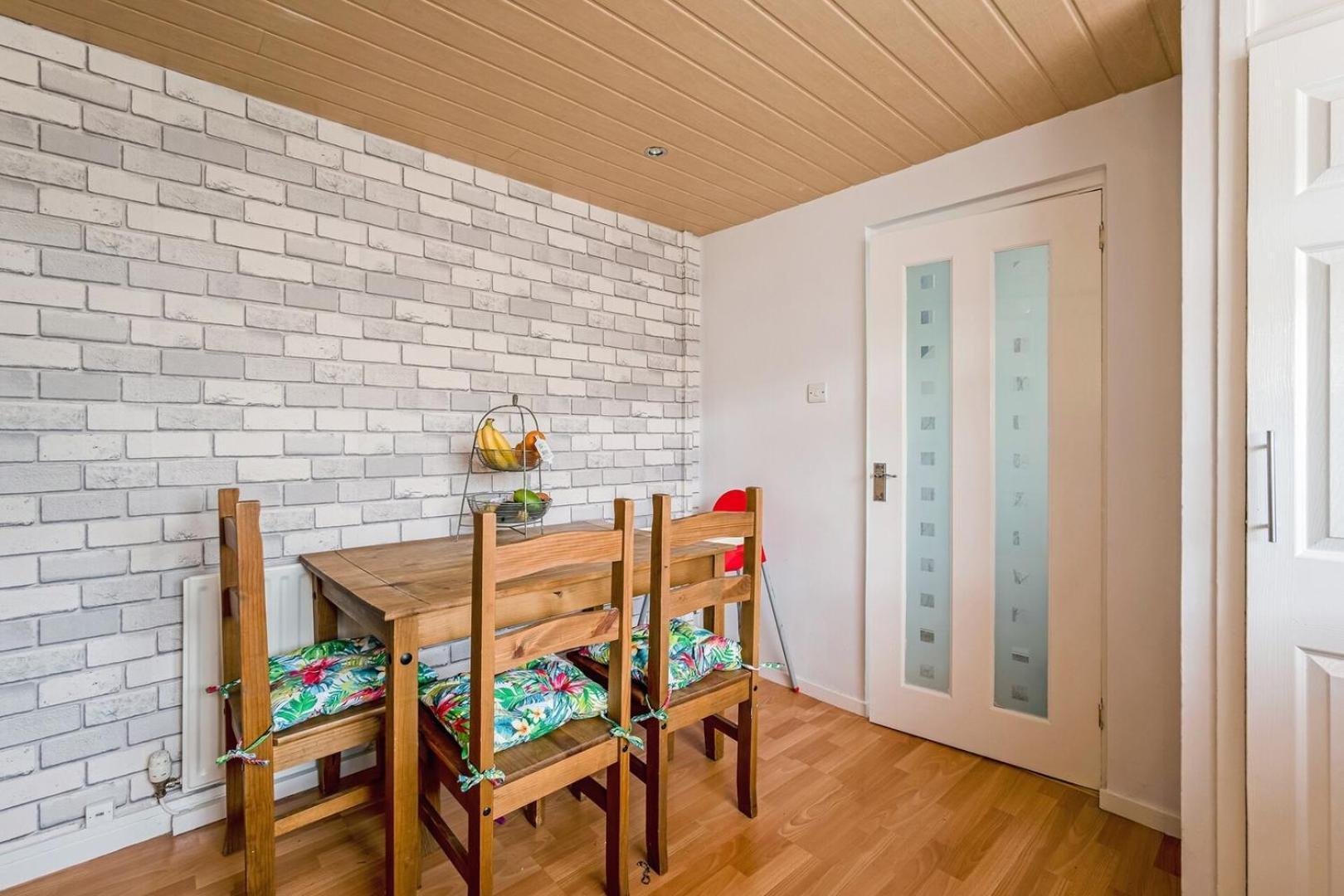 Centrally Situated 1 Bedroom House In Cumbernauld Eksteriør bilde